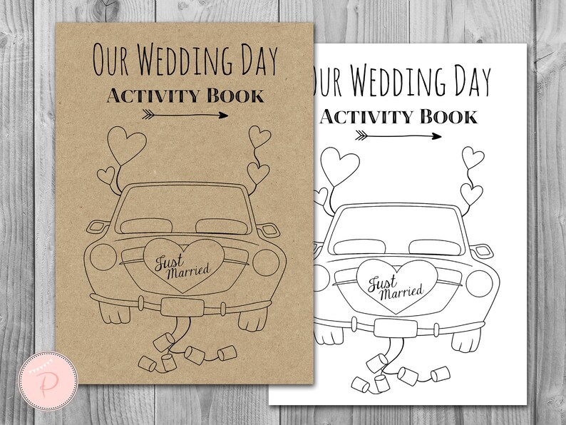 K&ouml;nnte beinhalten: Ein druckbares Hochzeits-Aktivit&auml;tsbuch mit einer Schwarzwei&szlig;illustration eines Autos, das mit Herzen und den Worten "Just Married" verziert ist. Der Titel des Buches lautet "Our Wedding Day Activity Book".