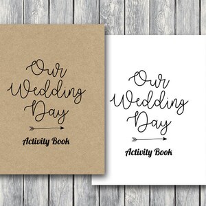 Könnte beinhalten: Zwei braune Papierumschläge mit dem Text "Our Wedding Day Activity Book" in Schwarz gedruckt. Die Umschläge liegen nebeneinander, wobei der linke Umschlag einen einfachen Pfeil nach rechts zeigt.