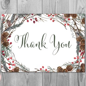 Puede incluir: Una tarjeta de agradecimiento blanca con un borde de corona de hojas verdes. La corona está decorada con bayas rojas y piñas marrones.