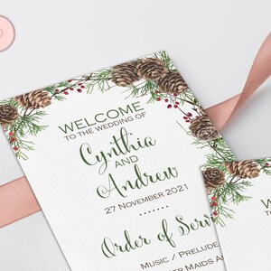 Puede incluir: Un orden del servicio de la ceremonia de boda con un borde invernal de pi&ntilde;as y con&iacute;feras. El texto dice "Bienvenido a la boda de Cynthia y Andrew, 27 de noviembre de 2021, Orden del servicio, M&uacute;sica/Preludio, ..."
