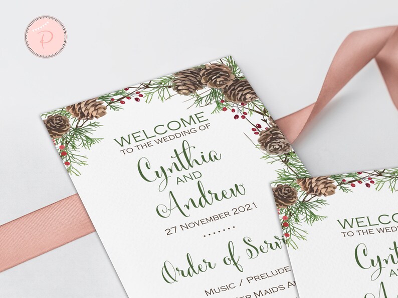 Puede incluir: Un orden del servicio de la ceremonia de boda con un borde invernal de pi&ntilde;as y con&iacute;feras. El texto dice "Bienvenido a la boda de Cynthia y Andrew, 27 de noviembre de 2021, Orden del servicio, M&uacute;sica/Preludio, ..."