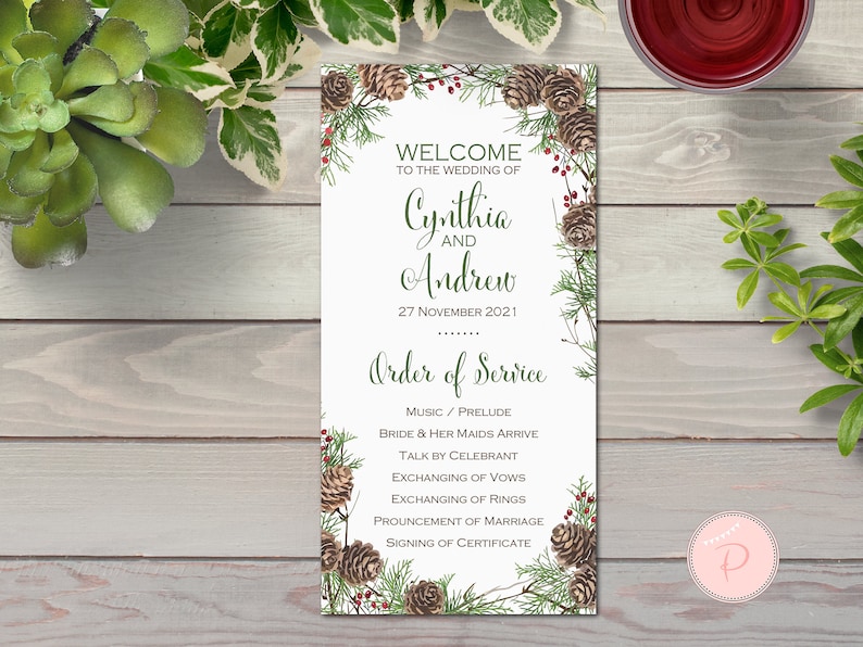 Puede incluir: Una tarjeta de orden de ceremonia de boda con un dise&ntilde;o invernal de ramas de pino y bayas. La tarjeta presenta los nombres Cynthia y Andrew y la fecha 27 de noviembre de 2021. El orden del servicio incluye m&uacute;sica, la llegada de la novia y sus damas de honor, el discurso del celebrante, el intercambio de votos, el intercambio de anillos, la proclamaci&oacute;n del matrimonio y la firma del certificado.