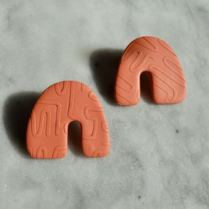 The Alba Organic Shape Geometric Pattern Stud Earrings image 3