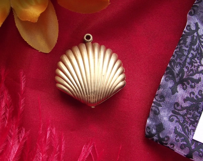 PE-0075 - Brass Georgian Shell Pendant - Reenactor Jewelry, Chatelaine Charm, Georgian Pendant