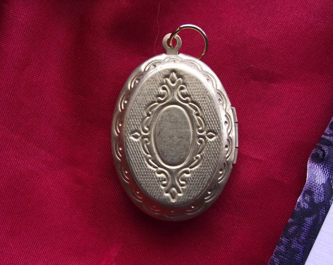Item PE-0045 - Vintage Brass Locket