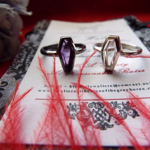 R-0005 - Anello Memento Mori a forma di bara in argento sterling e rodio nero con cristallo di rocca, anello commemorativo, steampunk, gotico, bara