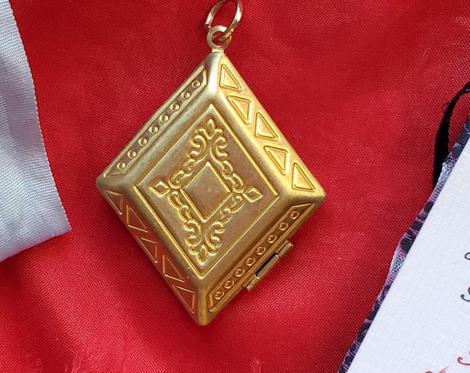 PE-0206 - Vintage Triangle Locket - Brass