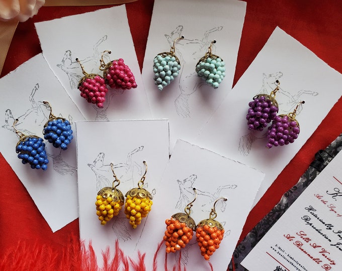 E-0565C - Vintage Glass Grape Bunch earrings - Renaissance Earrings, Civil War Earrings, Reenactor, Grape Cluster Earrings