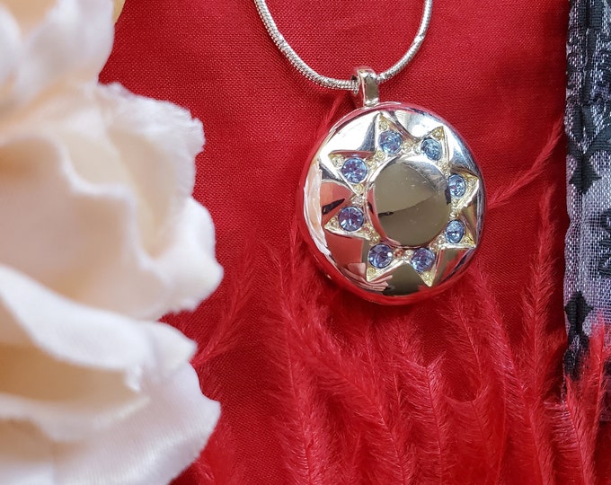 N-0021A - Vintage Monet Locket Necklace