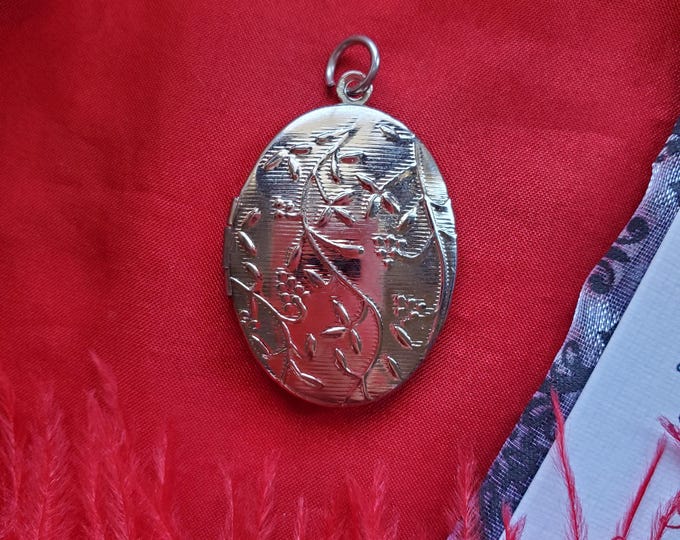 PE-0065 - Vintage Silver Vine Locket - Picture Locket, Remembrance, Memento