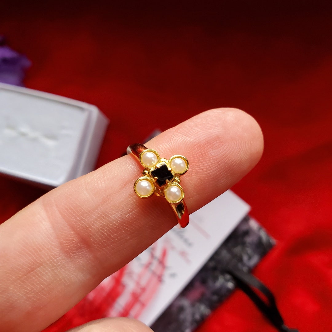 R-0071 Elizabethan Glass Pearl and Onyx Ring Pearl Cluster, Pearl ...