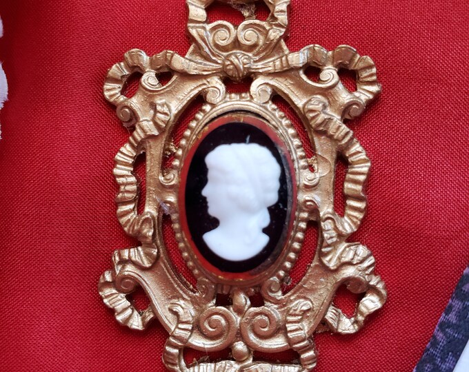 PE-0200 - Vintage Rococco Cameo Pendant