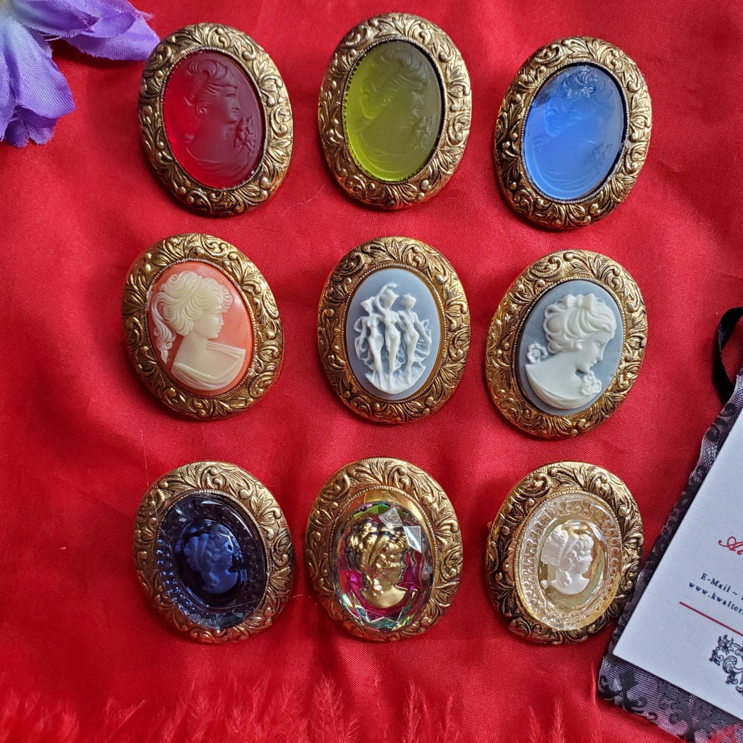 Broche Vintage Camée Doré – élégante Et Charmante – Bijou Ancien Patiné