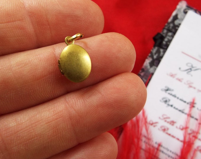 N-0037 - Vintage Tiny Oval, Round, or Flower Locket - Victorian Locket, Georgian Locket, Edwardian Locket, Memento Mori Locket, Doll Locket