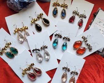 E-0111 - Pendientes de lágrima de cristal con borde de cristal y lazo - Pasta georgiana, Regencia