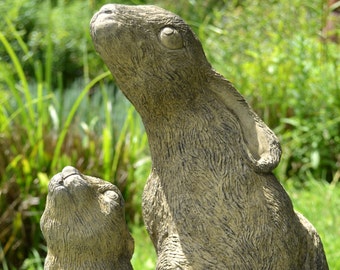 Ornamenti da giardino in pietra a forma di lepre che osserva la luna con mamma e bambino