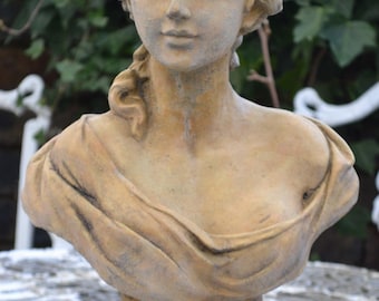 Marie Bust