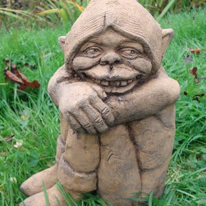 Pixie Piskie sonriente sentado abrazando sus rodillas, adorno de piedra para el hogar o el jardín, 23 cm/9" de alto