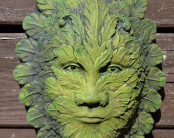 Groene muurdecoratie met veren, vorstbestendig stenen tuinornament, 24 cm hoog + GRATIS CADEAU!