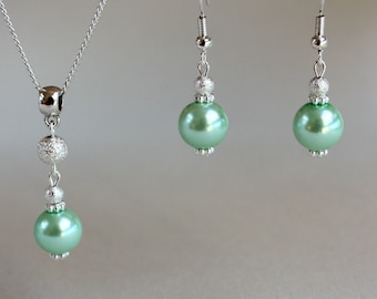 Ensemble de bijoux de demoiselle d'honneur de mariage de perles de verre de faux vert menthe clair, boucles d'oreilles plaquées argent et ensemble de collier pendentif