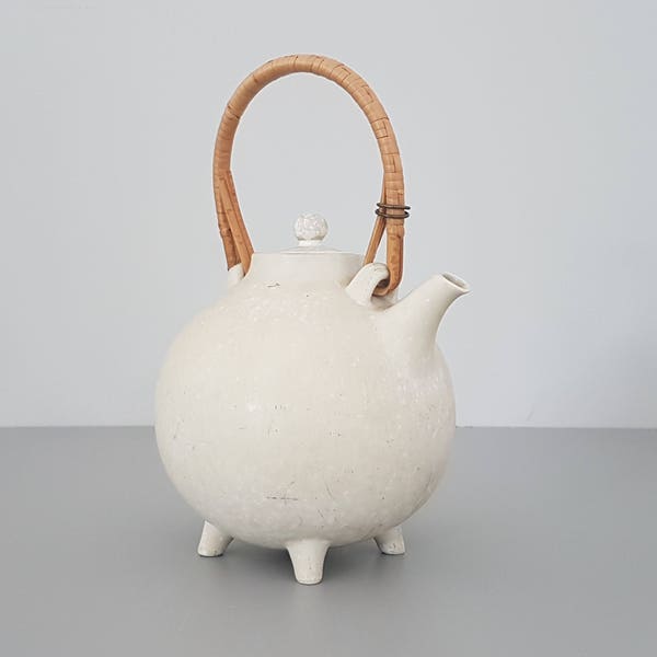 Gunnar Nylund, Rörstrand "A stoneware teapot in beautiful white egg-shell glaze"