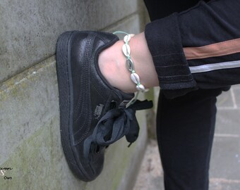 Cowry shell anklet, shells anklet on light green wax cord with sliding button, anklet with silver and ivory beige shells, beach anklet