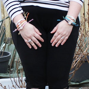 Makramee-Armbänder mit Muschel in verschiedenen Farben, Makramee-Armbänder mit Muschel in verschiedenen Farben