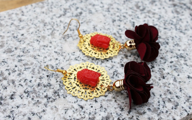 Red boeddha earings with flower tassels