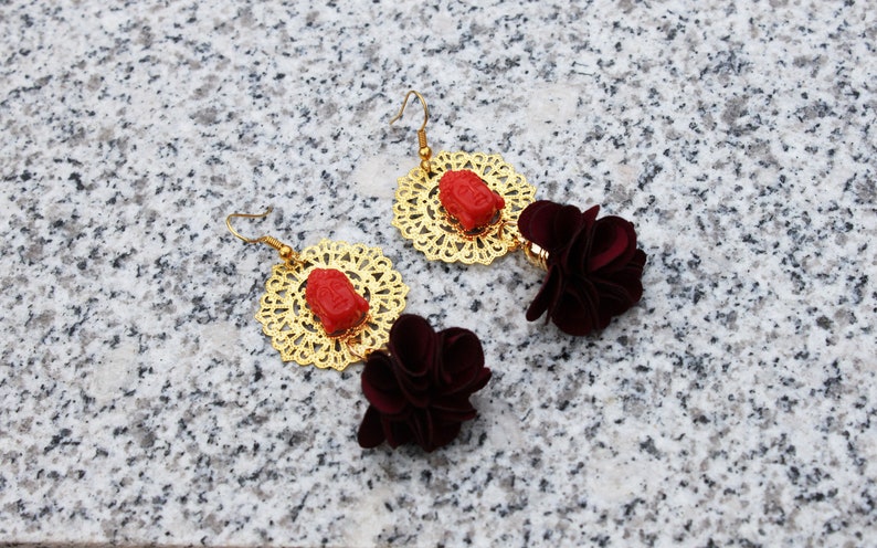 Red boeddha earings with flower tassels