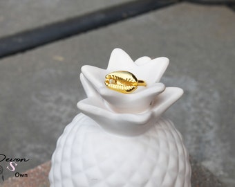 Adjustable ring gold color with a gold shell