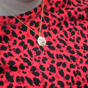 Gold necklace with round lion charm, minimalistic necklace with charm, charm lion necklace