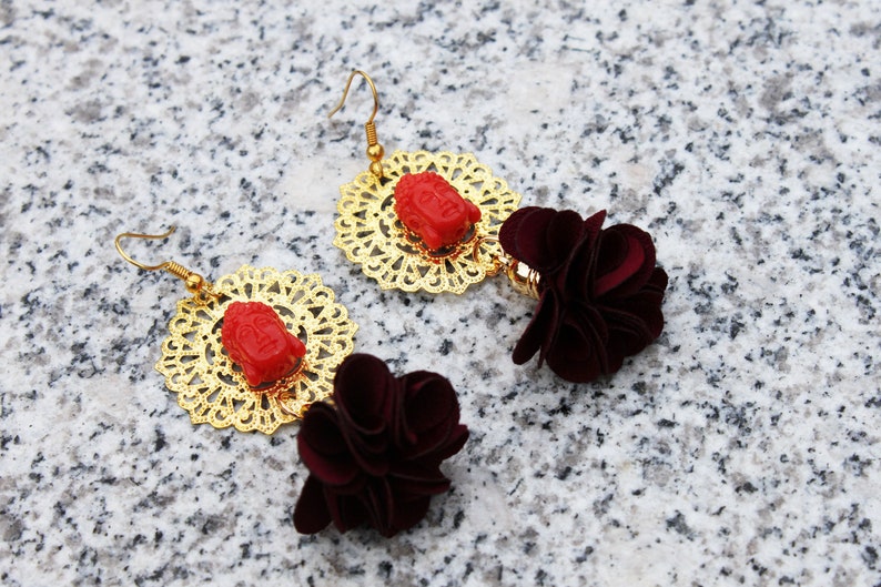 Red boeddha earings with flower tassels