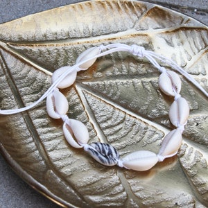 White anklet with beige shell and zebra shell, cowry shell anklet, anklet with shells, shell anklet, zebra anklet