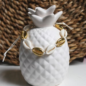 Cowry shell anklet with gold and beige shells, anklet with sliding button, summery anklet