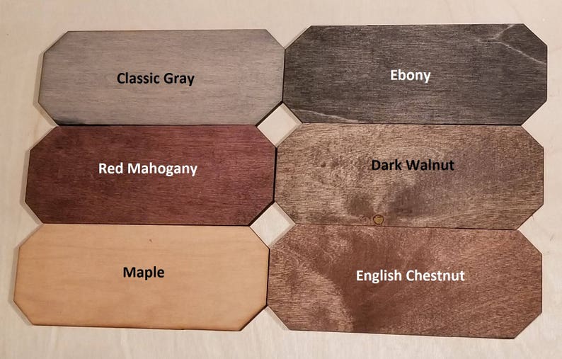 Puede incluir: Seis muestras de madera en diferentes colores y vetas. Las muestras est&aacute;n etiquetadas como "Gris Cl&aacute;sico", "&Eacute;bano", "Caoba Roja", "Nogal Oscuro", "Arce" y "Casta&ntilde;o Ingl&eacute;s".