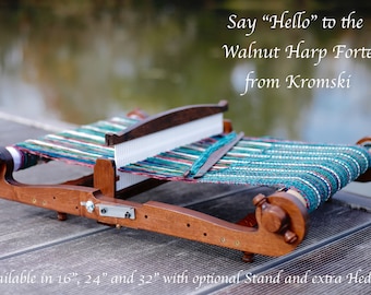 Könnte beinhalten: Ein Harp Forte Webstuhl aus Walnussholz mit einem bunten gewebten Stoff auf der Kette. Der Webstuhl ist in den Größen 16", 24" und 32" mit optionalem Ständer und zusätzlichen Litzen erhältlich. Sagen Sie "Hallo" zum Harp Forte aus Walnuss von Kromski.
