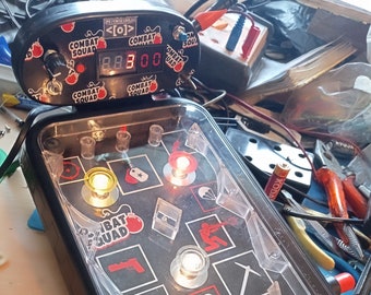 Máquina de pinball de juguete doblada con circuito