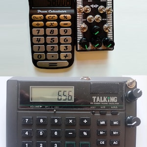 以下が含まれることがあります： 3つの電卓が表示されています。左上は「58008」と表示された黒いDrum Calculatorです。右側には「PSYCHICEYECLIX」と書かれた黒いデバイスがあります。下の電卓は、「656」と表示された灰色の「TALKING」電卓です。