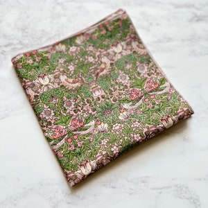 Pochette de costume Liberty London, William Morris Strawberry Thief, cadeau de la Saint-Valentin pour lui, accessoire de mariage pour le marié, pochette de costume en coton bio