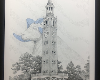 Può includere: Un disegno a penna e inchiostro in bianco e nero della Torre del Campanile dell'Università della Carolina del Nord a Chapel Hill. La torre è una struttura alta e rettangolare con un quadrante dell'orologio e un tetto a punta. Una testa di ariete è parzialmente visibile sullo sfondo.