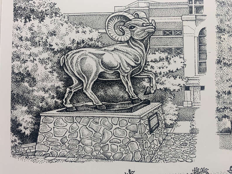 以下が含まれることがあります： 石の台座の上に立っている雄羊の像の白黒の点描画。雄羊は右を向いており、大きな角があります。像は窓のある建物の前にあります。