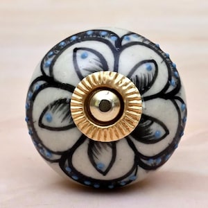 Handgefertigter, weiß-schwarzer Keramik-Schrankknopf mit Blumenmuster, dekorativer Schubladengriff mit Blumenmotiv für Kommoden, Schränke und Möbel