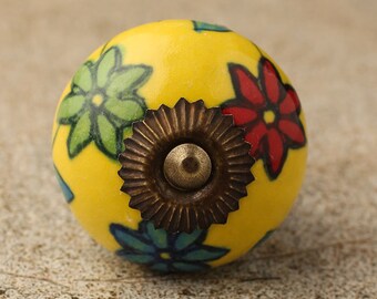 Perilla de cerámica pintada a mano: diseño de flores rojas, verdes y turquesas