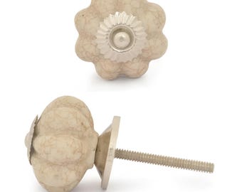 Crèmekleurige keramische bloemknop met craquelé-effect: decoratieve kastbeslag
