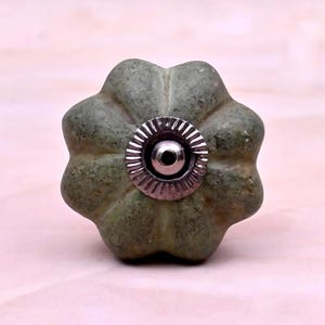 Tirador de cerámica hecho a mano para armarios de cocina: diseño con forma de flor en color verde.