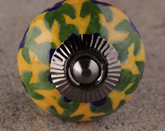 Bouton de meuble design fleur et feuille bleues sur commode en céramique jaune