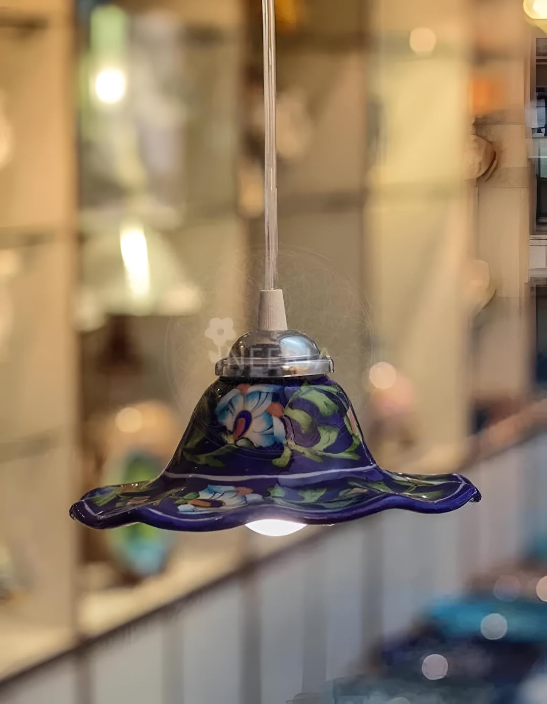 手作りの青い陶器のペンダントライト：芸術的な花の吊り下げランプ