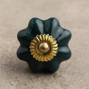 Può includere: Pomello per armadio in ceramica verde scuro a forma di fiore. Il centro del pomello presenta un design dorato a forma di raggiera. Questo hardware decorativo è adatto per cassetti e armadi.