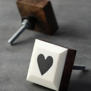 Houten hartenkaart casinoknop (verkocht per set)