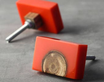 Kastknop van oranje hars: halfrond houtinlegwerk, vintage hardware